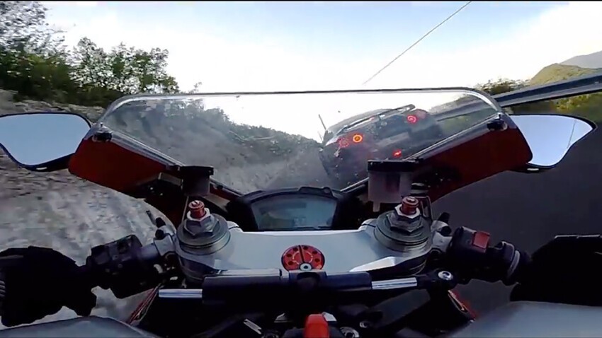 GT-R против супербайка Ducati по албанскому серпантину