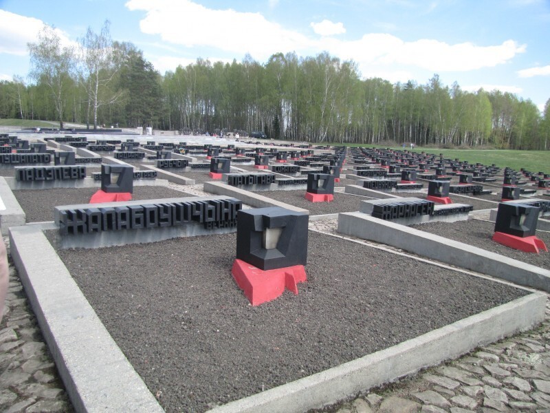 А это вот кладбище, где вместо могил название стёртых с лица земли белорусских населённых пунктов.