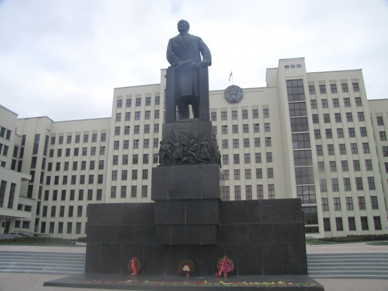 В Минске очень чувствуется советский дух. Вот прямо перед действующим зданием административным памятник Ленину, возле которого венки.