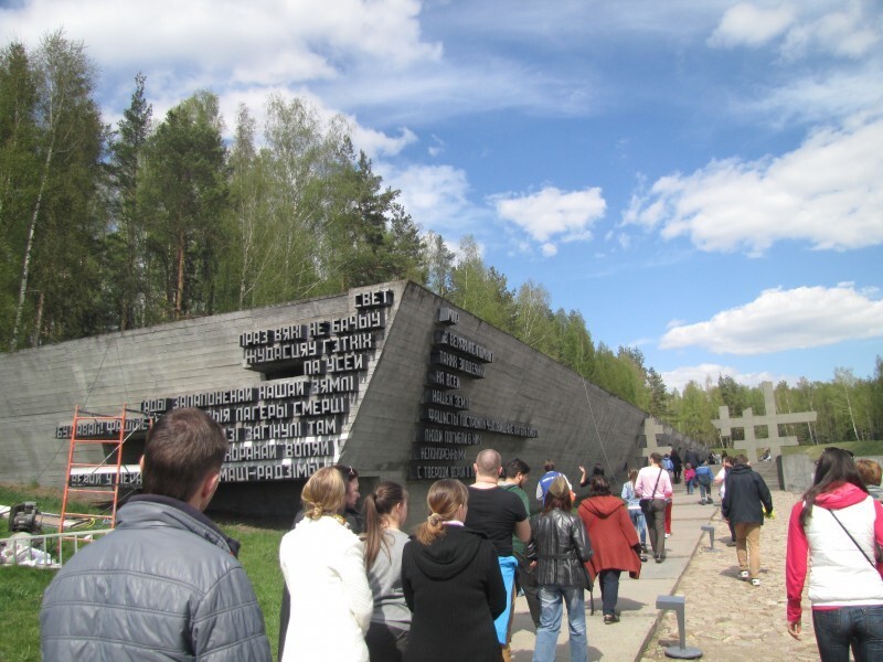 Эта нависающая стена мемориал, уничтоженным в концлагерях.