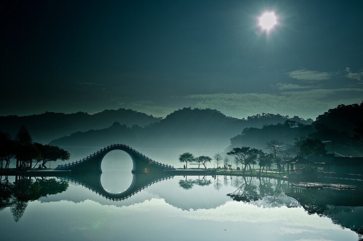 12. Лунный мост в парке ДаХу, Тайбэй