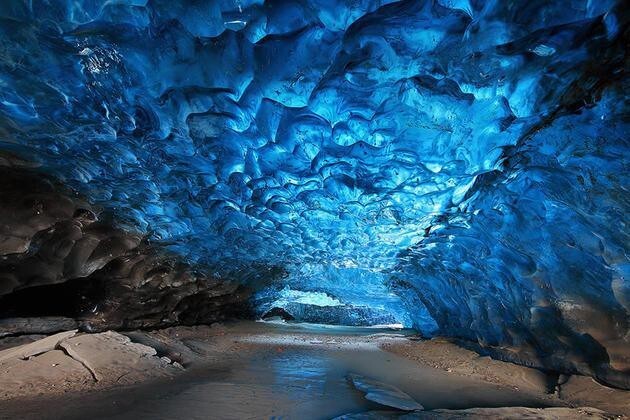 14. Ледяная пещера в Скафтафетль, Исландия