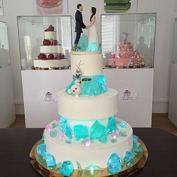 Вот такой необычный свадебный торт со светящейся карамелью! 