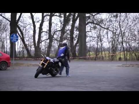 Байкер отжигает на мотоцикле 