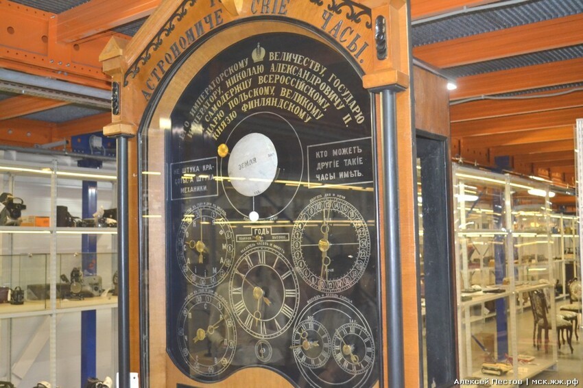 Также тут можно увидеть роскошные часы, которые в своё время подарили Николаю II