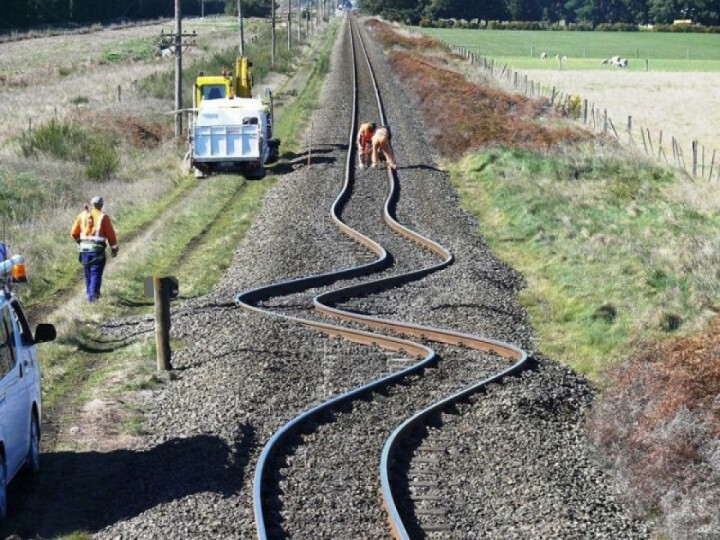 3. Железнодорожные рельсы в Новой Зеландии после землетрясения 2010 года