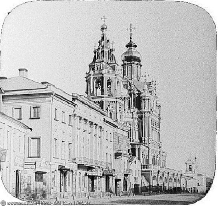Церкви Успения (на переднем плане) и Троицы (в правом нижнем углу) в 1855-1861 годах. Первую разрушили в 1936 году, вторая сохранилась до сих пор.