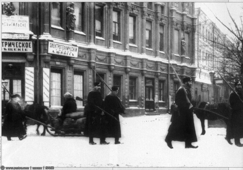 Близ Армянского переулка в 1905-1907 годах.