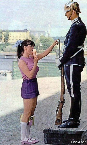 Девушка заигрывает с гвардейцем, Швеция, 70-е