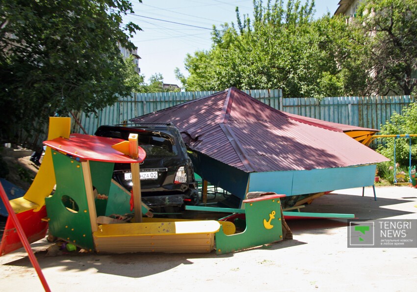 Внедорожник протаранил детскую площадку в Алматы
