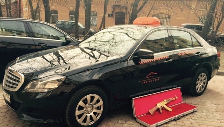 В Петербурге пассажир такси забыл в машине золотой АК-47