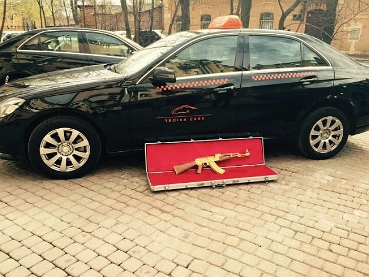 В Петербурге пассажир такси забыл в машине золотой АК-47