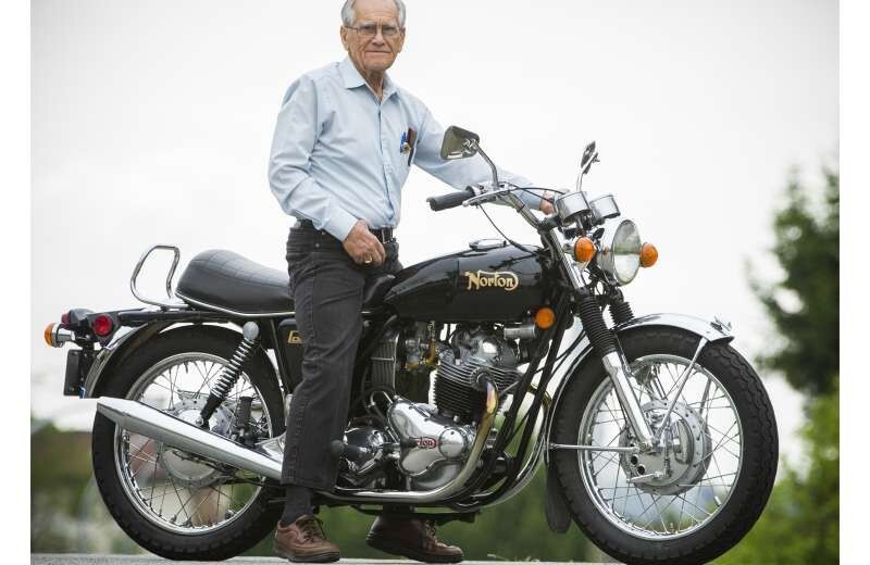 83-летний дедок собрался в большое путешествие на мотоцикле