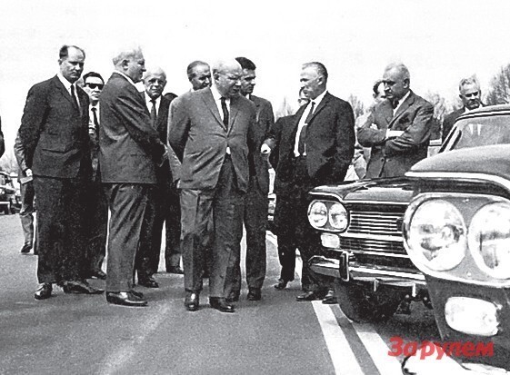 Советская делегация осматривает модельный ряд ФИАТ, 1966 год  