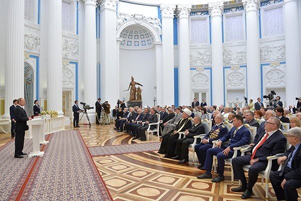 Путин вручил награды Лаврову и Зельдину