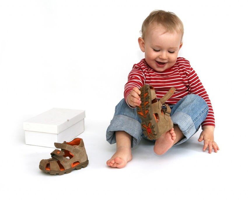 Советы родителям: как правильно выбрать детскую обувь?