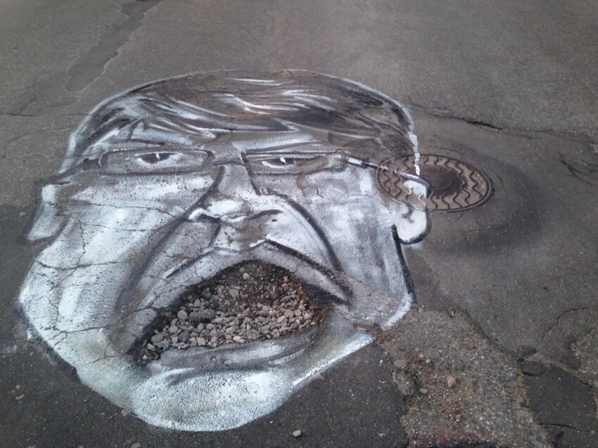 Ямы на дорогах Рязани украсили карикатурами на мэра