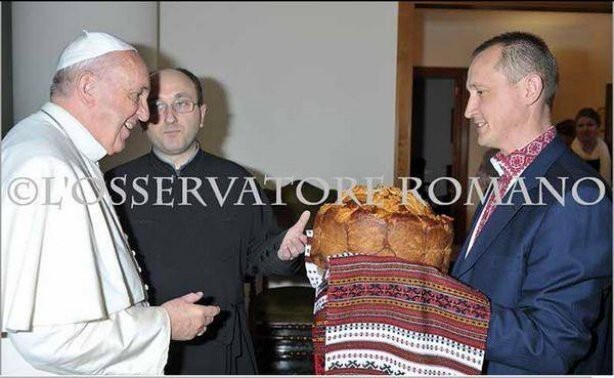 Украинцы подарили вышиванку Папе Римскому/