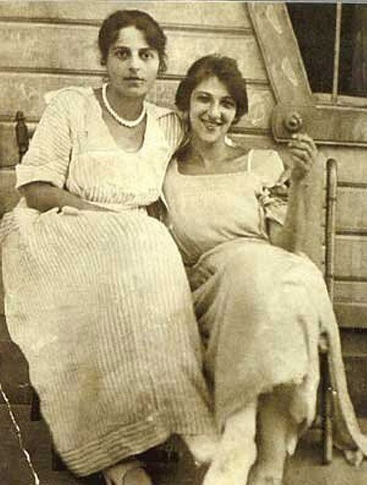 Фаина Раневская(справа) с сестрой Изабеллой