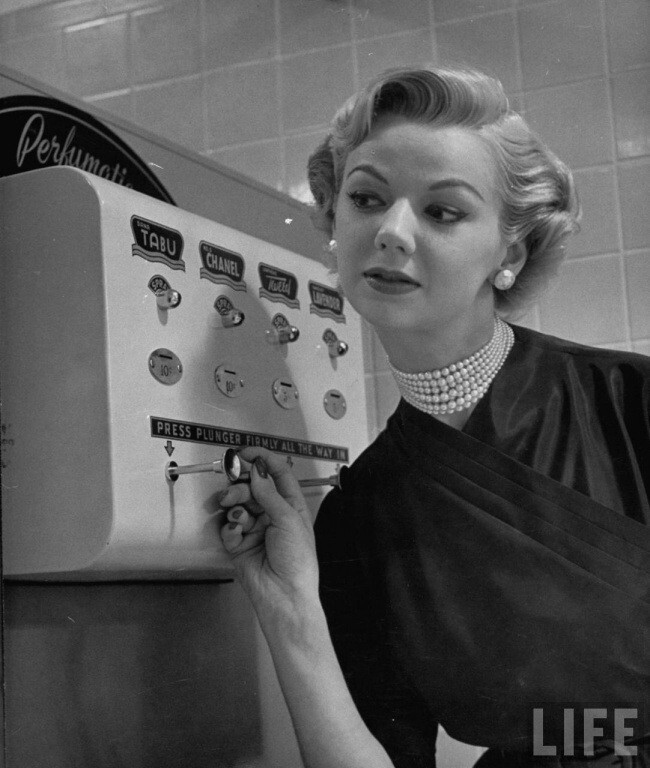 3. Автомат для опрыскивания духами, 1952 год