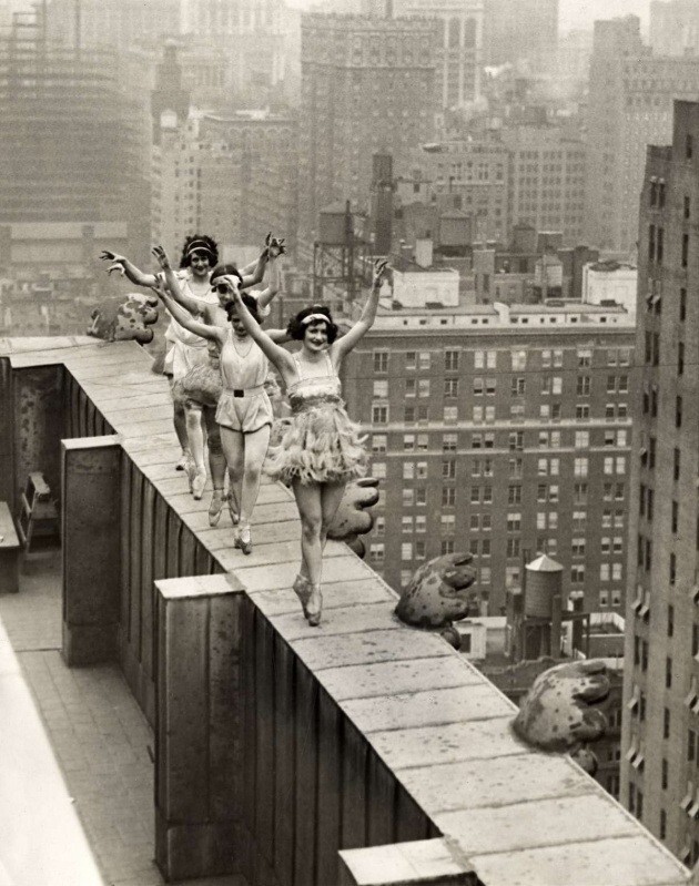 12. Балерины танцуют на крыше небоскрёба в Нью-Йорке, 1925 год