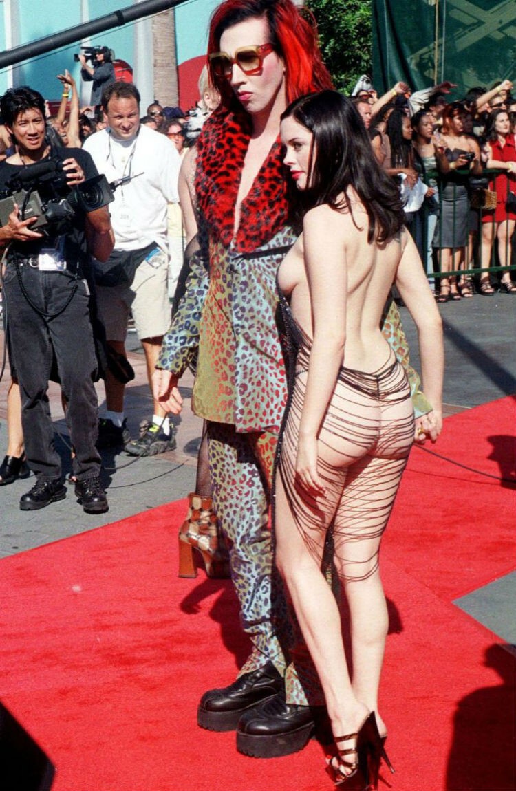 Роуз Макгоуэн, шальная подружка Мэрилина Мэнсона и одна из «Зачарованных», на премии VMA, 1998 год