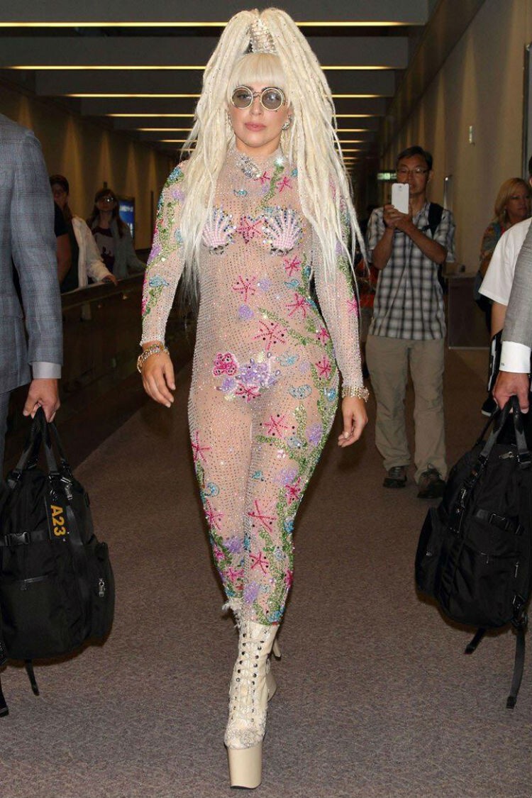 Годы идут, а публика требует зрелищ... Леди Гага, 2013 год