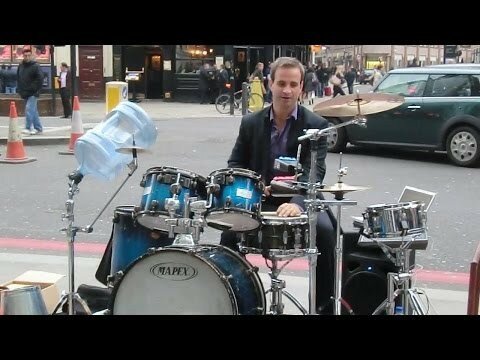 Сумасшедший уличный музыкант в Ливерпуле 