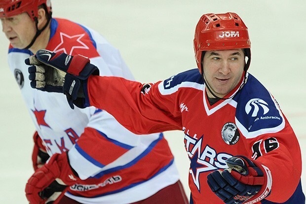 С кем играет в хоккей президент России?