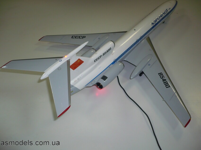 Модель самолета Ту-154Б2 с горящими АНО