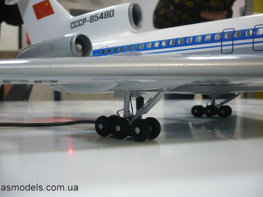 Модель самолета Ту-154Б2 с горящими АНО