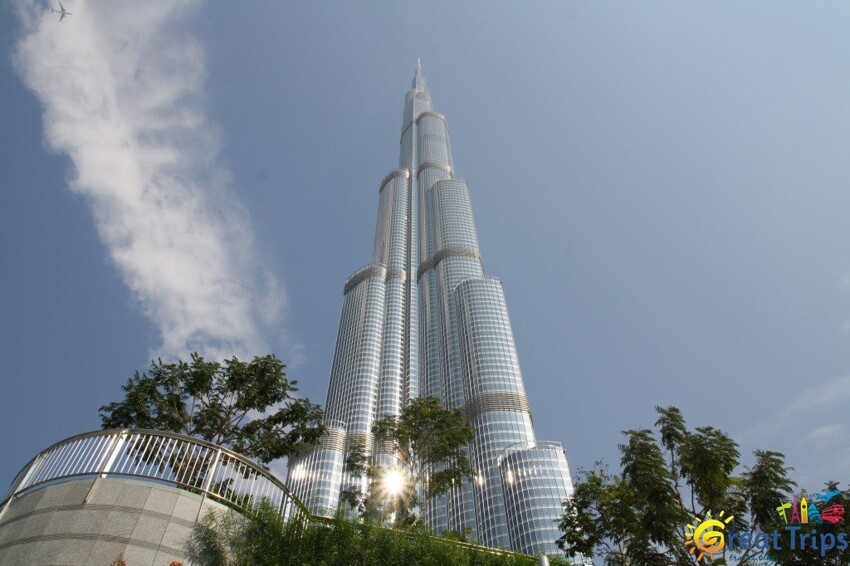 Изначально башня называлась «Бурдж Дубай», но при торжественном открытии правитель эмирата Дубай шейх Мохаммед ибн Рашид аль-Мактум переименовал ее в честь президента ОАЭ шейха Халифы ибн Заида ан-Нахайяна.