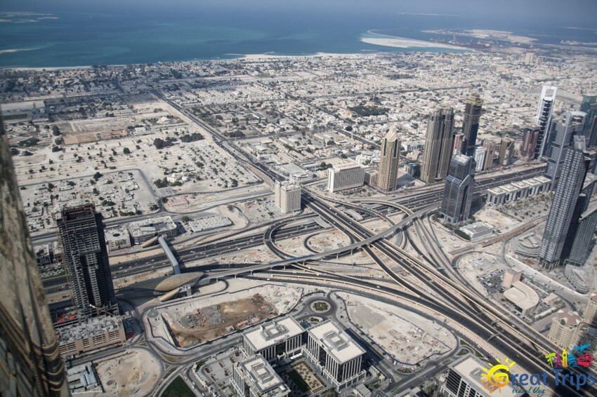 На Бурдж-Халифе находится самая высокая смотровая площадка в мире — 148 этаж на высоте 555 метров. С такой рекордной высоты открываются невероятные панорамные виды на Дубай и Персидский залив.