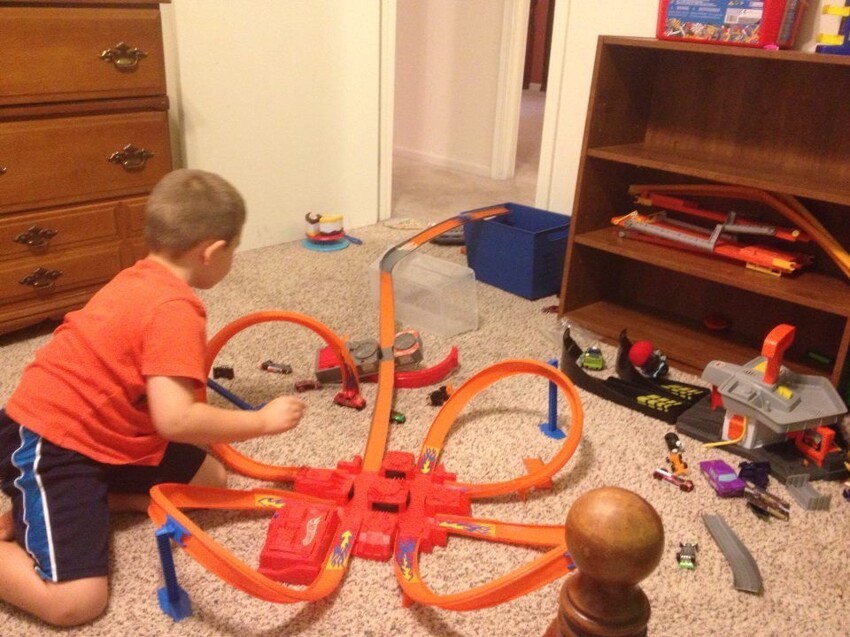 Построил игрушечную дорогу