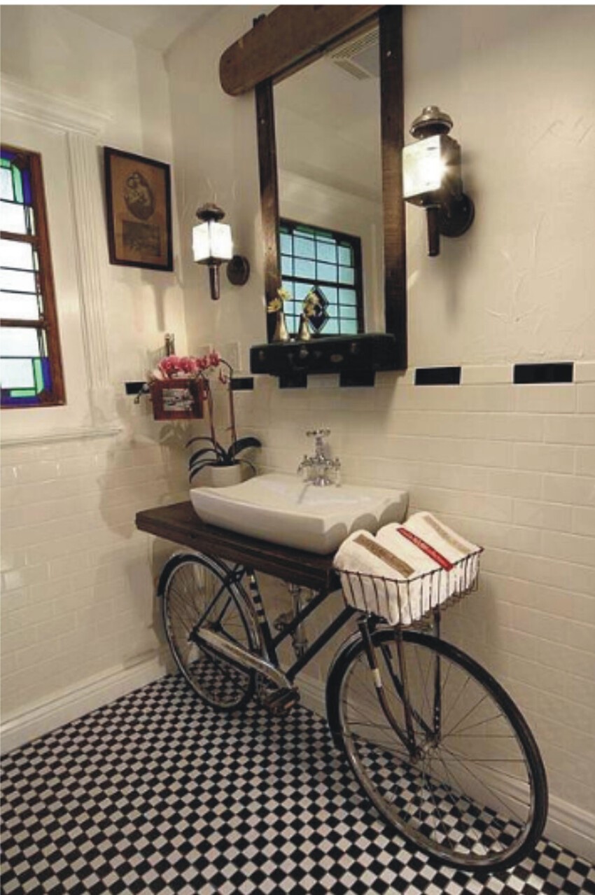 16. Старый велосипед может отлично вписать в интерьер ванной комнаты