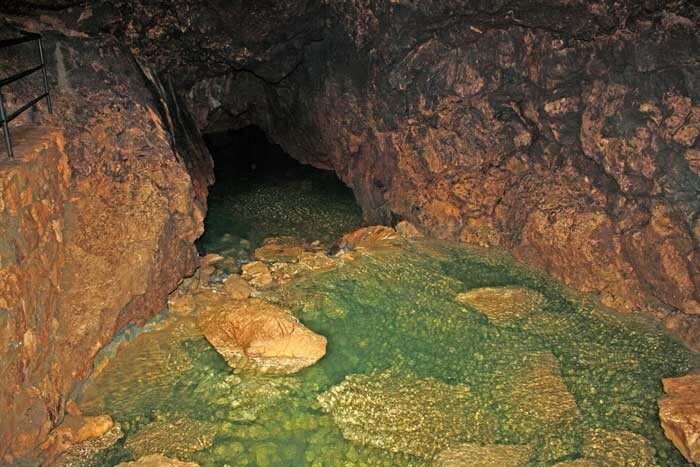 Подземная река в красных пещерах