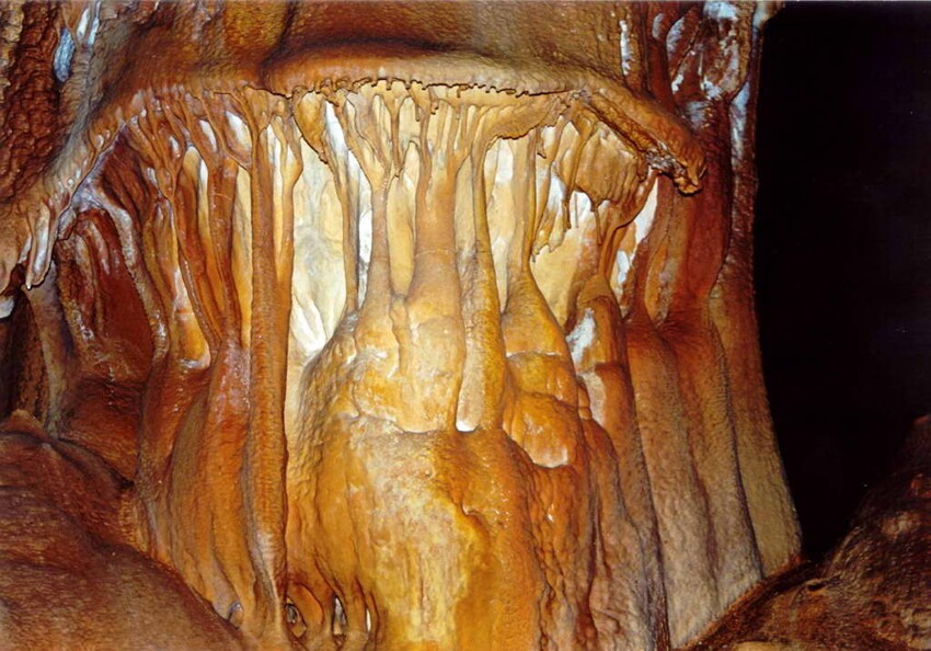 Красные пещеры Кизил-Коба в Крыму - однин из крупнейших известняковых 