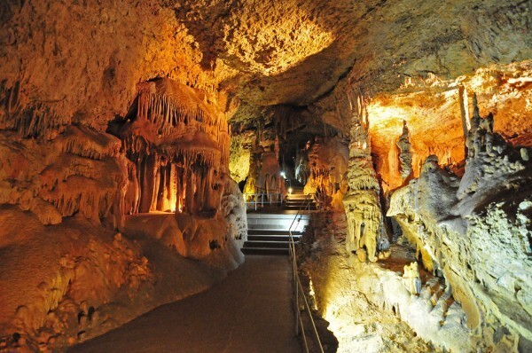 Красные пещеры Кизил-Коба в Крыму - однин из крупнейших известняковых 