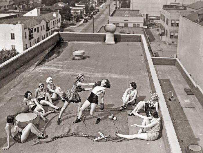 Женский бокс на крыше. Голливуд, штат Калифорния, США., 1938 г. 