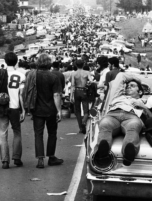Большая пробка на хиппифест. Люди оставляли свои авто по пути на Woodstock Music & Art Fair (Вудсток). 1969 г. США 