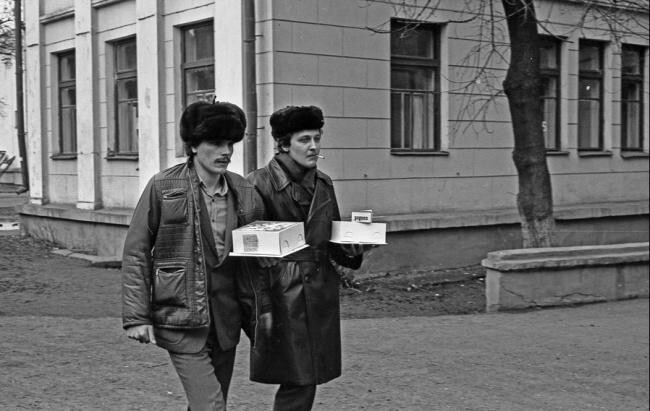 Модерняги идут на свидание. Без тортика не подъедешь... Новокузнецк, 1980 г. 
