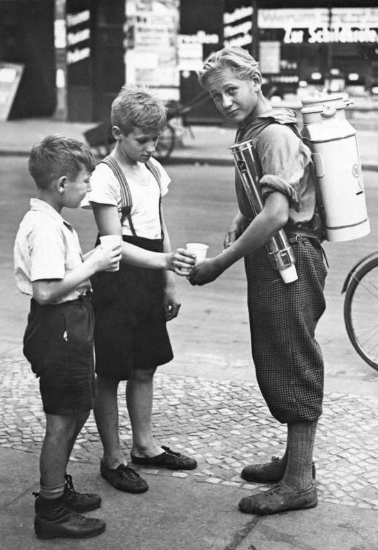 Мальчик продаёт лимонад. Берлин, 1931 г. 