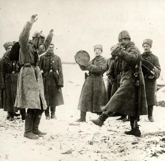 Русские солдаты учат танцевать пленного немца. 1915 г Первая мировая. 