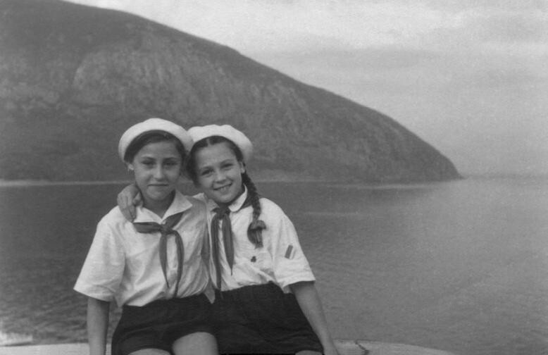 Две подружки-пионерки у моря. 30-е. СССР. 