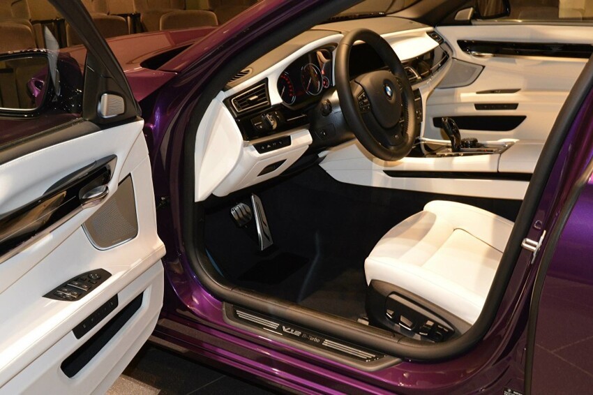 Роскошный BMW 760Li фиолетового цвета