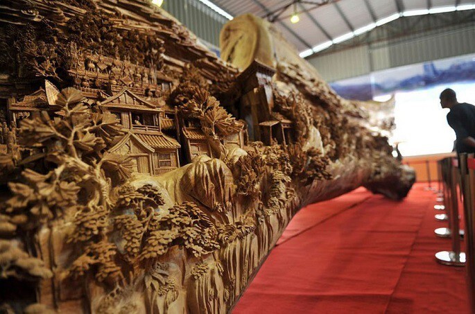 Чжэн Чунхуи черпал вдохновение в знаменитой картине Чжан Цзэдуаня «Вдоль реки во время фестиваля Цинмин», относящейся к династии Сун ХI века.