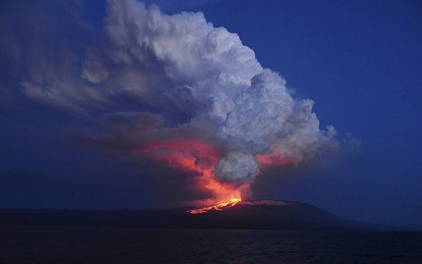 Извержение вулкана Вольф, остров Исабела (Галапагосские острова)