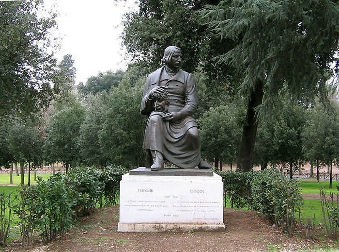 15. Памятник Николаю Гоголю
