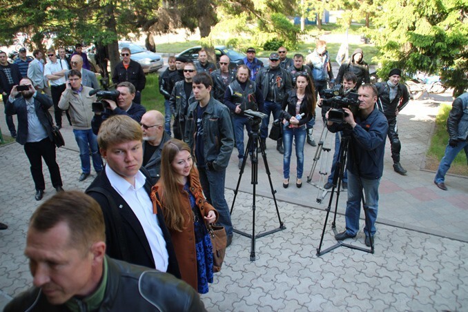 В Омске байкеры устроили «коридор позора» гостям из Польши