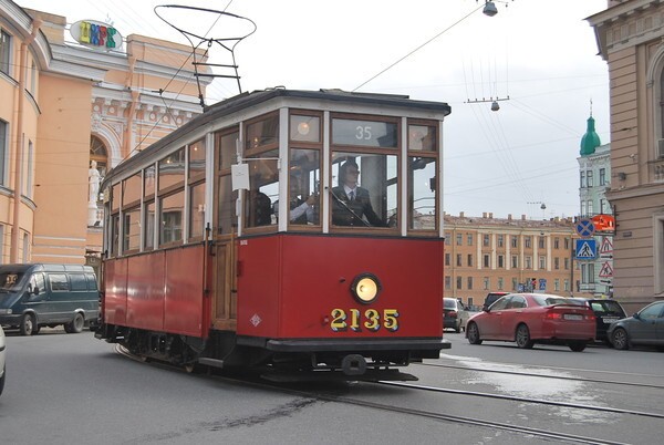 3.Санкт-Петербург – мировая столица трамваев. Протяженность трамвайных рельсов более 600 км. Этот факт занесен в книгу рекордов Гиннеса.